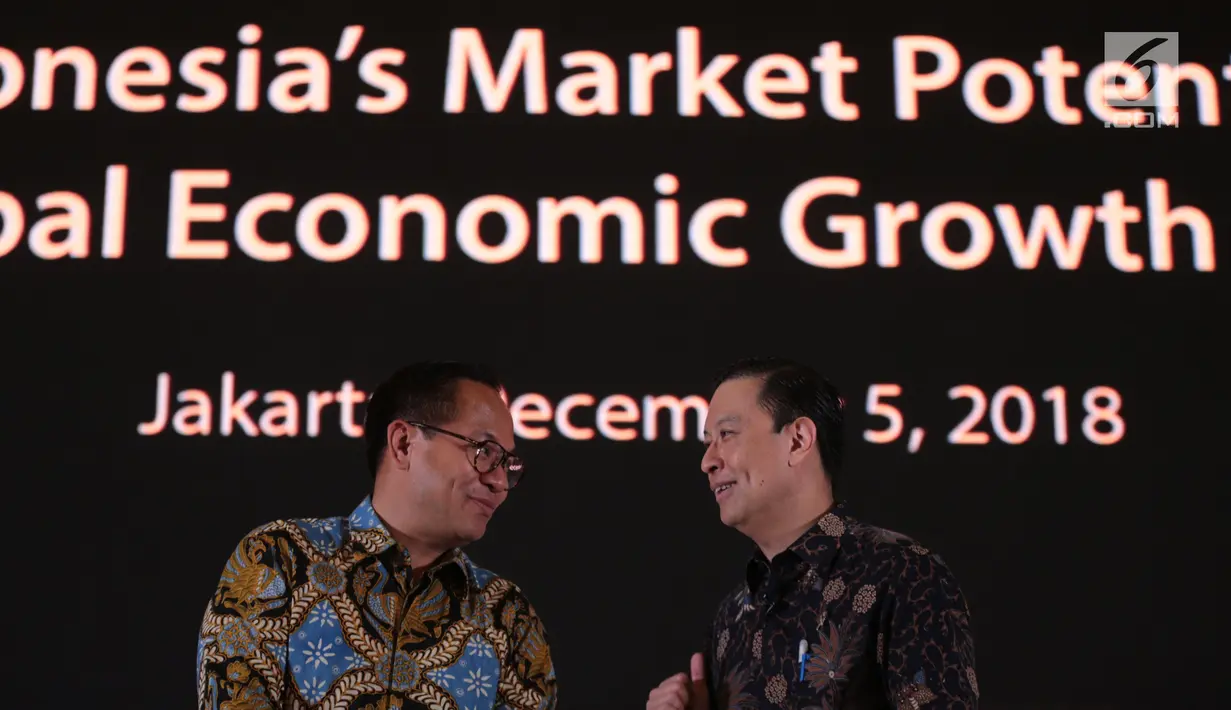Kepala BKPM Thomas T Lembong (kanan) berbincang dengan Dirut Bank Mandiri Kartika Wirjoatmodjo saat pembukaan Market Outlook 2019 di Jakarta, Rabu (5/12). Market Outlook 2019 memberikan masukan update kebijakan pemerintah. (Liputan6.com/Angga Yuniar)