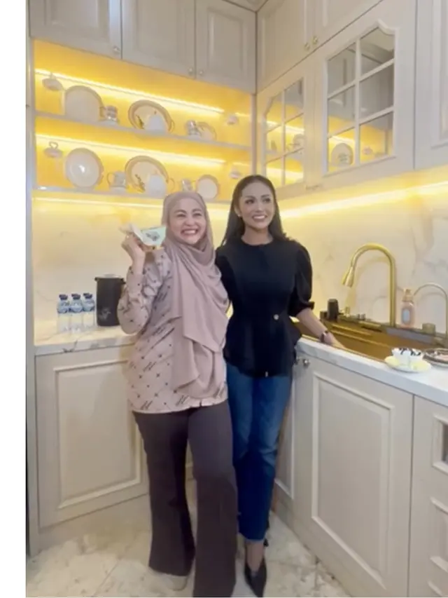 8 Potret Dapur Rumah Krisdayanti Usai Renovasi, Desain Klasik Modern