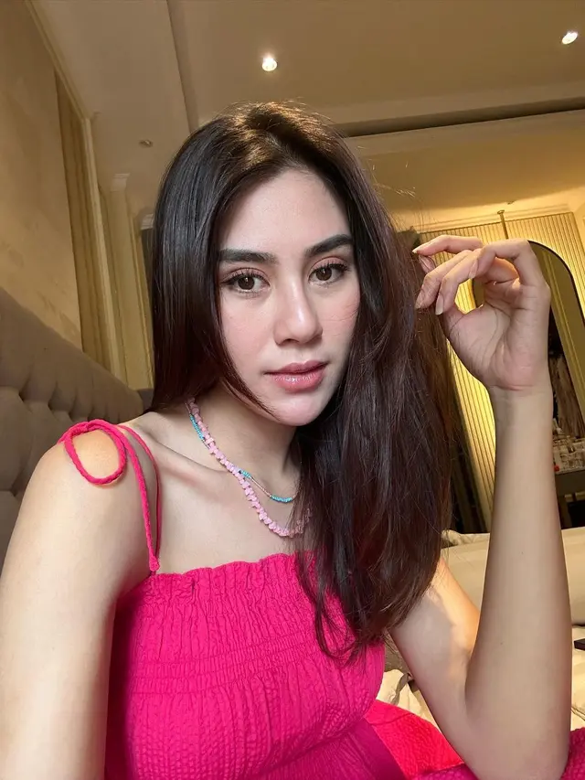 7 Potret Syahnaz Sadiqah yang Disebut Tampil Beda, Netizen: Oplas ya?