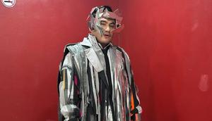 King Nassar selalu curi perhatian dengan gaya heboh di setiap penampilan mulai muncul dari nanas raksasa hingga panjat tiang yang memukau penonton.