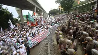 Unjuk Rasa Anggota FPI hingga Pria Mabuk Tersangkut Tiang Listrik