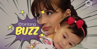 Meskipun mengasuh anak, gaya Chelsea Olivia tetap modis banget.