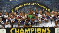 Pemain Timnas Jerman merayakan gelar juara Piala Dunia 2014 di Stadion Maracana, Rio de Janeiro, (14/7/2014). (REUTERS/Darren Staples)