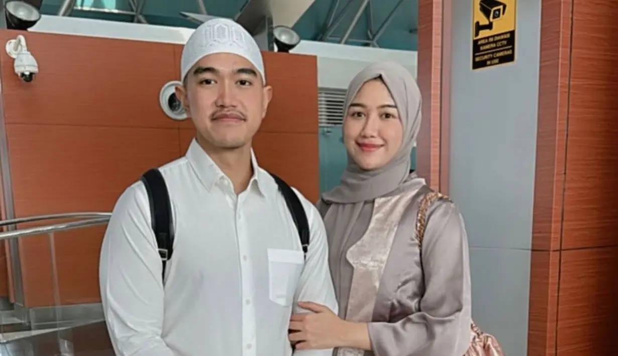 <p>Ini adalah foto sebelum berangkat umrah yang diunggah oleh Kaesang Pangarep. Erina Gudono cantik dengan baju abaya dan jilbab pashmina warna senada. Melihat foto tersebut, netizen salah fokus dengan wajah Erina yang disebut mirip dengan Ibu Iriana. Bahkan tak sedikit yang mendoakan Puteri Indonesia DIY 2022 ini didoakan istiqomah berhijab setelah pulang umrah. (Liputan6.com/IG/@kaesangp)</p>
