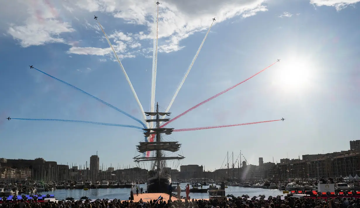 Kedatangan kapal barque Belem bertiang tiga dari abad ke-19 Prancis yang membawa api Olimpiade mendapat sambutan meriah. (Nicolas TUCAT/AFP)