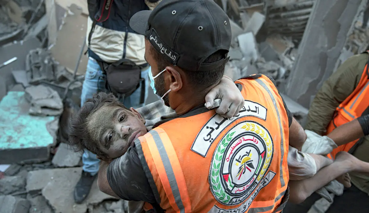 Warga Palestina mengevakuasi korban luka dari sebuah bangunan yang hancur akibat pemboman Israel di Khan Younis, Jalur Gaza, Kamis (19/10/2023). (AP Photo/Fatima Shbair)