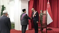 Menteri Pertahanan (Menhan) Prabowo Subianto menerima penghargaan Darjah Utama Bakti Cemerlang (Tentera) dari pemerintah Singapura, pada Selasa (21/11/2023). (Dok. Istimewa)