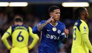 Gelandang Chelsea, Enzo Fernandez, merayakan golnya ke gawang Tottenham Hotspur pada lanjutan Liga Inggris 2025/2026 di Stamford Bridge, Rabu (20/5/2026) dini hari WIB. (Adrian Dennis / AFP)