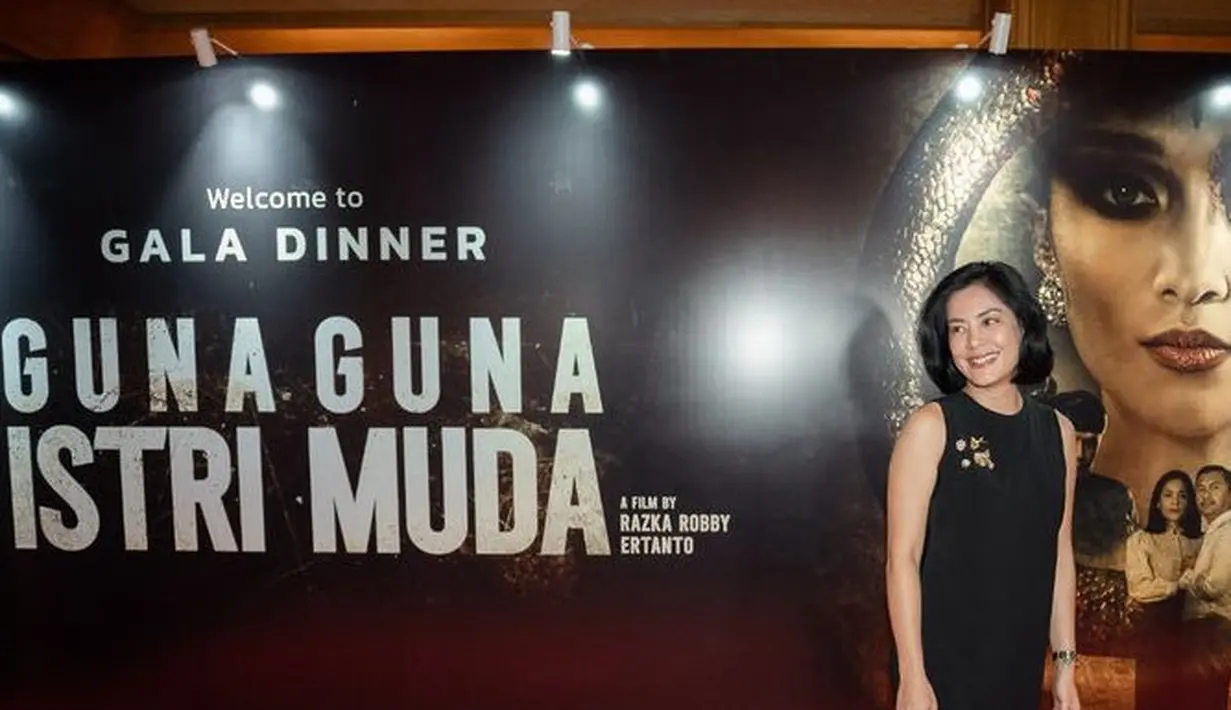 Saat gala dinner, Lulu Tobing memilih mengenakan dress panjang polos sleeveless. Agar tidak terlalu polos ia menempatkan beberapa bros warna emas. [@lutob]