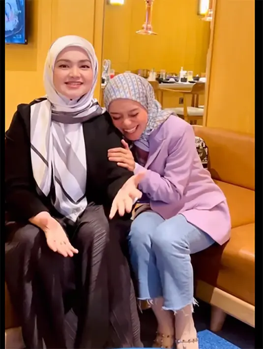 "Kami sempat menunaikan permintaan fans untuk berduet lagu Sekali Seumur Hidup. Video ini khusus untuk para peminat lagu Sekali Seumur Hidup...," tulis Lesti Kejora. [Instagram/lestykejora/ctdk]