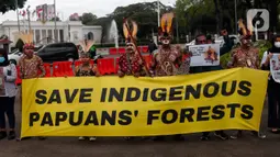 Dalam aksinya, pendemo membentangkan spanduk, poster, dan melakukan tarian Papua. (Liputan6.com/Angga Yuniar)