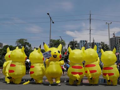 Aktivis lingkungan mengenakan kostum Pikachu saat berujuk rasa di depan kedutaan besar Jepang di Manila, Filipina, Selasa (25/6/2019). Para aktivis memprotes Jepang untuk menghentikan pembiayaan batu bara saat mereka bersiap untuk menjadi tuan rumah KTT G20. (AF Photo/Aaron Favila)