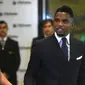 Mantan pemain Barcelona, Samuel Eto'o bersama istrinya saat menghadiri pernikahan Lionel Messi di Rosario, Argentina (30/6). (AFP Photo/Eitan Abramovich)