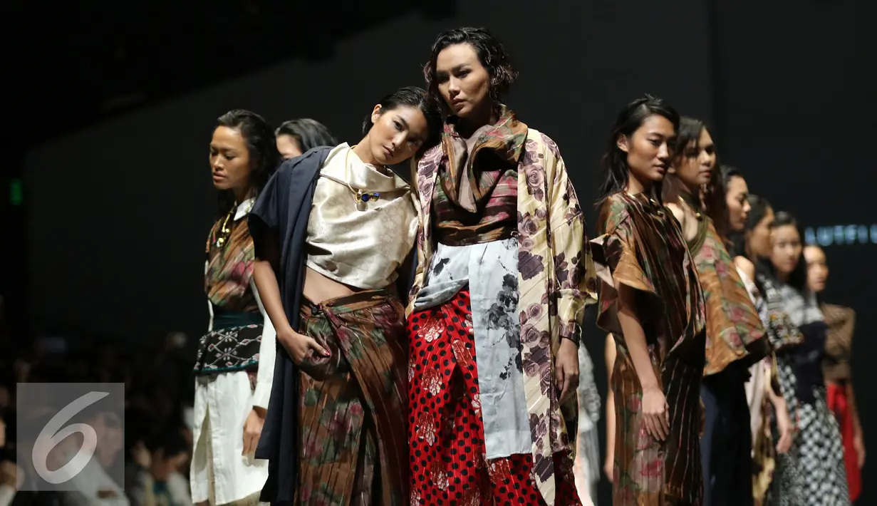 Sejumlah model membawakan busana rancangan Lulu Lutfi Labibi bertema "Eyes to the Future" di Jakarta Fashion Week 2016 di Jakarta, Jumat (30/10). Pemilihan Dewi Fashion Knights (DFK) juga dilakukan oleh Dewi Fashion Panel. (Liputan6.com/Herman Zakharia)