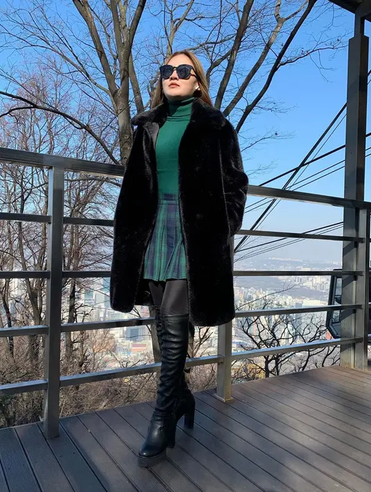 Gaya penampilan Nella Kharisma memang dipuji netizen terlihat menawan. Ia selalu berhasil memadu padankan pakaian yang ia kenakan dengan outfit lainnya seperti jaket dan sepatu. Bahkan kacamata hitamnya sangat mendukung gaya fashion Nella Kharisma. (Liputan6.com/IG/@nellakharisma)