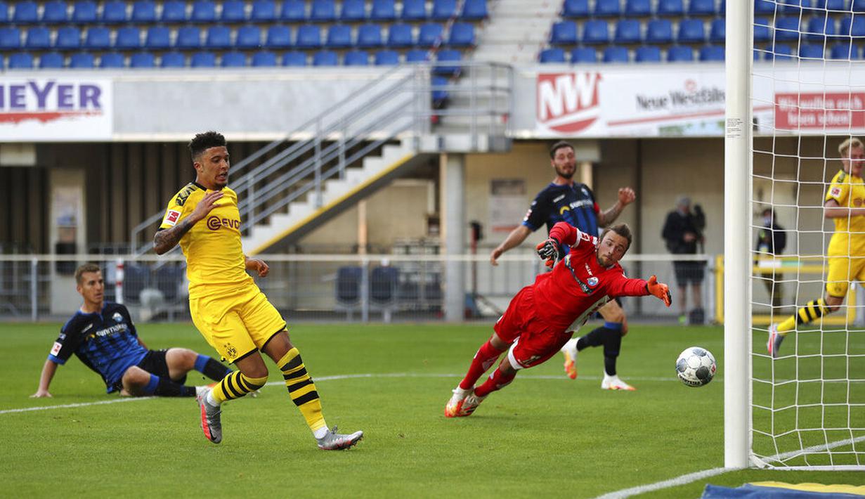 Penyerang Borussia Dortmund, Jadon Sancho, mencetak gol ke gawang SC Paderborn 07 pada laga Bundesliga di Stadion Benteler, Minggu (31/5/2020). Borussia Dortmund menang dengan skor 6-1 SC Paderborn 07. (AP/Lars Baron)