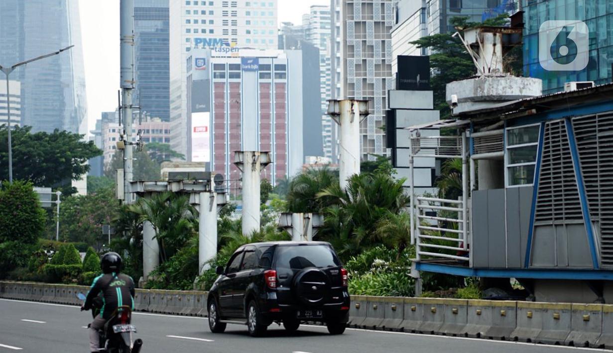 Tiang pancang bekas JPO Tosari menjulang di Jalan Jenderal Sudirman, Jakarta, Selasa (29/9/2020). JPO yang telah dibongkar dan berganti pelican crossing kondisinya dibiarkan terbengkalai, meskipun keberadaannya tidak berfungsi lagi serta mengganggu estetika kota. (Liputan6.com/Immanuel Antonius)