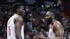 1. James Harden mencatatkan 35 poin namun gagal membawa Rockets meraih kemenangan kontra Miami Heat dalam lanjutan NBA di American Airlines Arena, Jumat (21/12/2018). Houston Rockets kalah 99-101 atas Miami Heat. (AP)