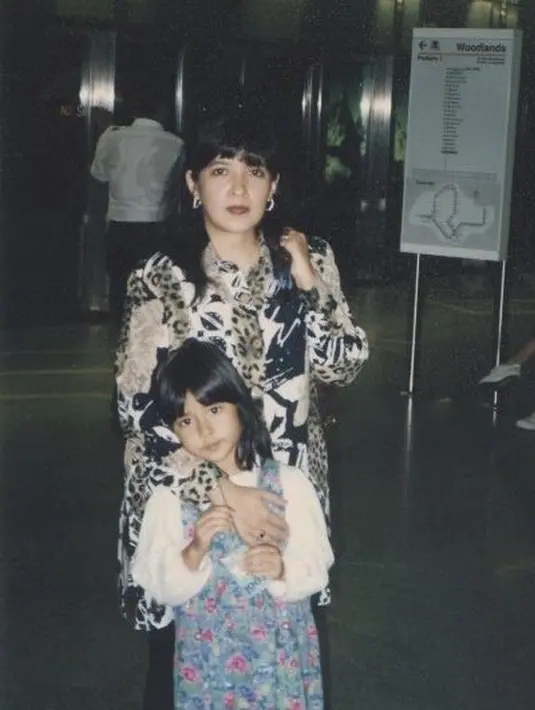 Bersama sang bunda, kecantikan Raisa memang menurun dari sosok yang melahirkannya ke dunia (Instagram @riaallan2388)