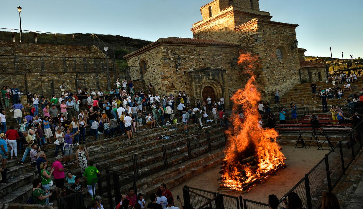Warga membakar kayu sebelum perayaan malam San Juan di San Pedro Manrique, Spanyol Utara, Minggu (24/6). Tradisi kuno Spanyol ini diperingati untuk menyambut musim panas. (AP Photo/Alvaro Barrientos)