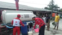 Kekeringan dan Kriris Air Bersih di Depok, Warga Menumpang Mandi di SPBU