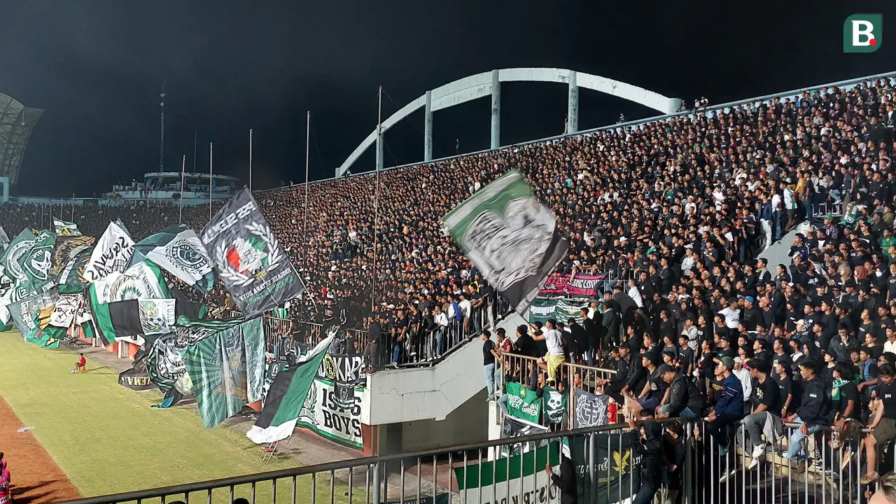 Penonton di Stadion Maguwoharjo