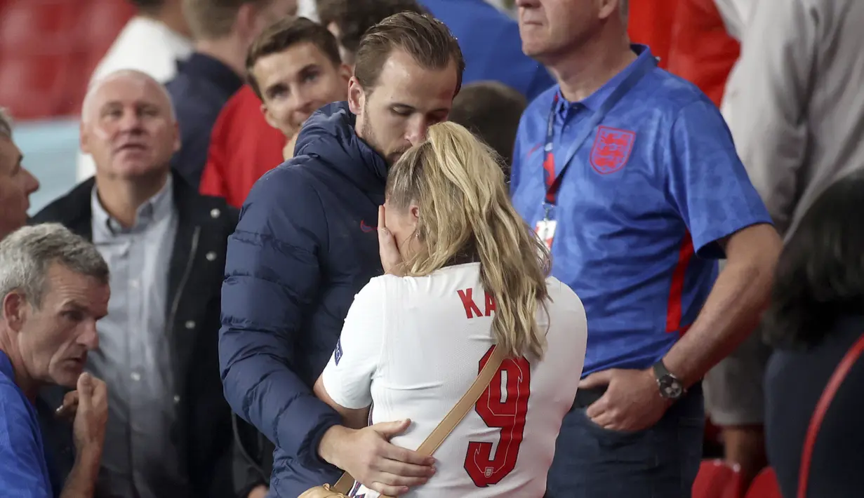 Pemain Inggris Harry Kane memeluk istrinya Katie Goodland atau Kate pada akhir pertandingan final Euro 2020 antara Inggris dan Italia di Stadion Wembley, London, Inggris, Minggu (11/7/2021). Italia mengalahkan Inggris 3-2 dalam adu penalti. (Carl Recine/Pool Photo via AP)
