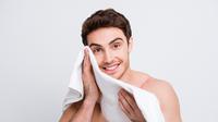 Ilustrasi pria selepas membersihkan wajah. (Foto: Shutterstock)