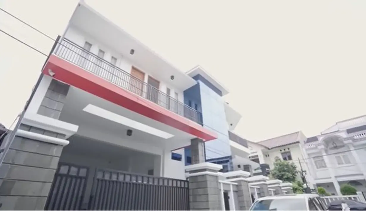 <p>Tak hanya mewah, rumah baru orangtua Fuji An mempunyai dua facade. [Foto: YouTube: Mama Fuji]</p>