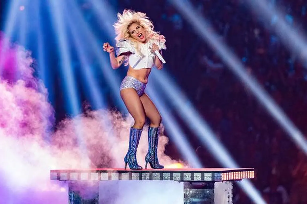Warna Rambut Pelangi Bikin Lady Gaga Terlihat Lebih Muda