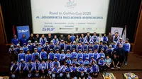 Sejumlah pemain Papua Football Academy (PFA) berfoto bersama dengan SD Srengseng 01 Jakarta dan Akademi Persib Cimahi saat acara pelepasan menuju Gothia Cup 2025 di Ruang Teater Kemenpora RI, Jakarta, Jumat (11/07/2025). (Bola.com/Bagaskara Lazuardi)