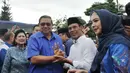 Ketua Umum Partai Demokrat Susilo Bambang Yudhoyono (SBY) bersama Ani Yudhoyono foto bareng pasangan cabup-cawabup Bogor Ade Ruhaendi-Inggrid Kansil saat kegiatan pengobatan massal di Ciampea, Bogor, Jawa Barat, (26/3). (Merdeka.com/Arie Basuki)