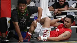 Petinju Manny Pacquiao melakukan pemanasan dengan pengawasan teman lama Nonoy Neri selama sesi pelatihan di gym di Manila, (17/5). Pacquiao akan bertanding melawan petinju Argentina Lucas Matthysse. (AFP Photo/Ted Aljibe)