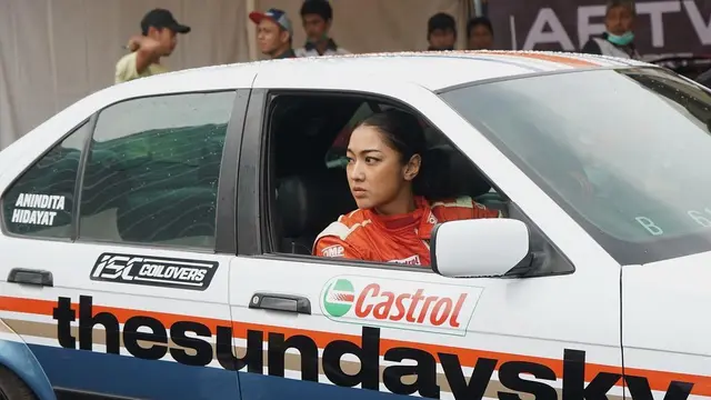 Jadi Impian Sejak Lama, Ini 7 Gaya Selebgram Anindita Hidayat Saat Ngedrift