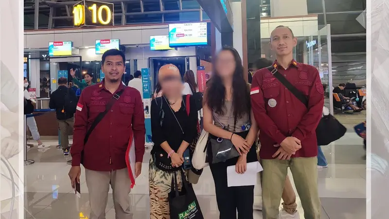 Imigrasi Kotabumi mendeportasi tiga warga negara asing (WNA) yang melanggar peraturan keimigrasian Indonesia. Mereka adalah dua orang WN China dan Seorang WN Jepang. (Liputan6.com/Pramita Tristiawati)