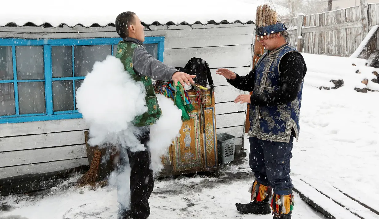 Seorang dukun melakukan ritual mengusir roh- roh jahat di tempat kediaman pelanggannya di Kota Kyzyl, Tuva, Siberia, Rusia, (3 /11). (REUTERS/Ilya Naymushin)