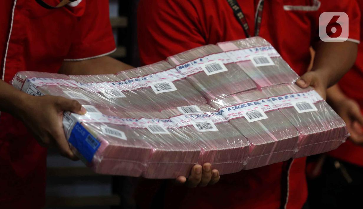 Dalam penyerahan ini, KPK juga memperlihatkan tumpukan uang hasil rampasan senilai Rp 300 miliar terkait kasus investasi fiktif PT Taspen (Persero) dari terdakwa Ekiawan Heri Primaryanto. Tampak dalam foto, tumpukan uang sebesar Rp 300 miliar dipamerkan di gedung Merah Putih Komisi Pemberantasan Korupsi (KPK), Jakarta, Kamis (20/11/2025). (Liputan6.com/Helmi Fithriansyah)