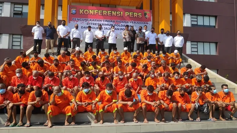 Puluhan tersangka kasus judi di Riau (baju oranye) yang ditangkap Polda Riau sejak Agustus.