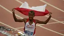 Ekspresi pelari Indonesia, Agus Prayogo saat merayakan kemenangannya di nomor lari 10.000 m putra SEA Games 2015 di National Stadium, Singapura, Rabu (10/6/2015). Agus berhasil meraih emas ketiga dari cabang atletik. (Liputan6.com/Helmi Fithriansyah)