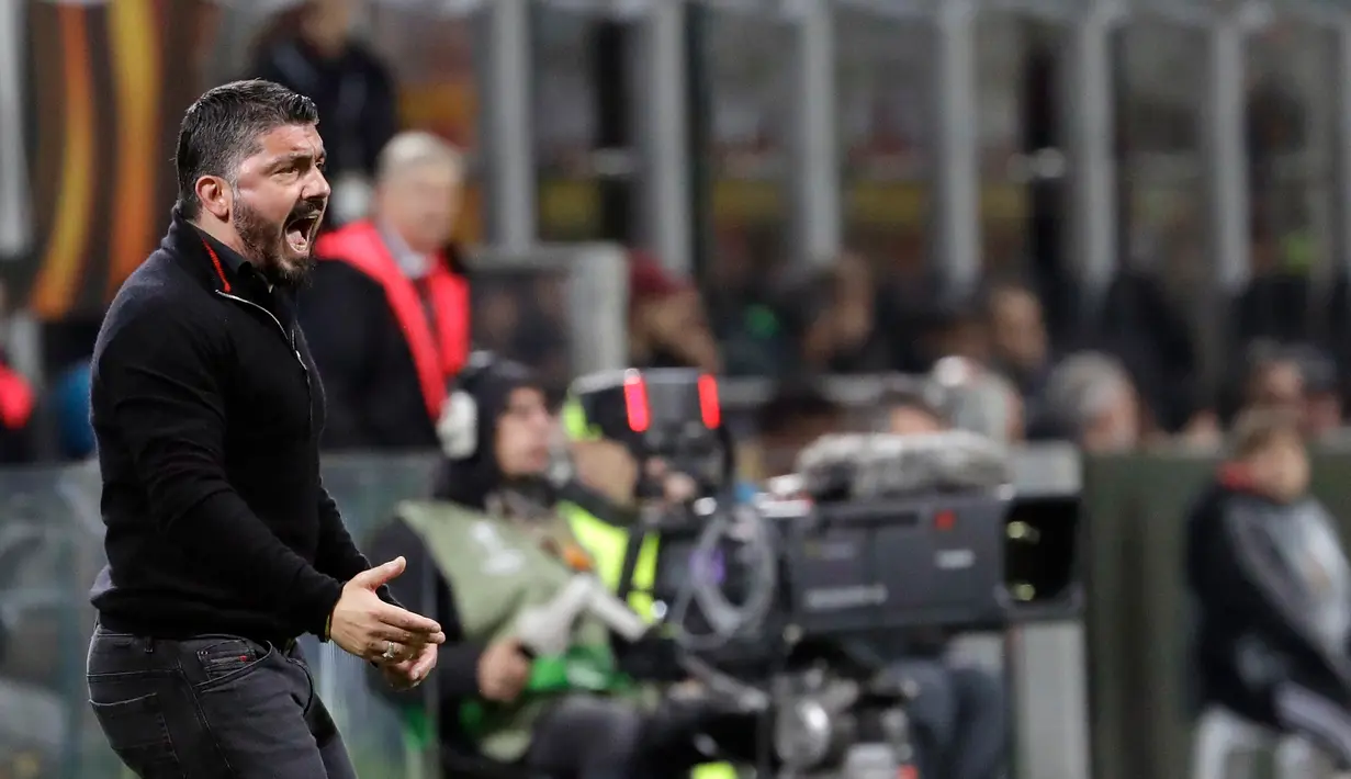 Ekspresi pelatih AC Milan, Gennaro Gattuso saat pertandingan antara AC Milan melawan Arsenal pada leg pertama 16 besar Liga Europa, di San Siro, Milan, Italia, Kamis (8/3). AC Milan takluk 0-2 dari Arsenal. (AP Photo/Luca Bruno)