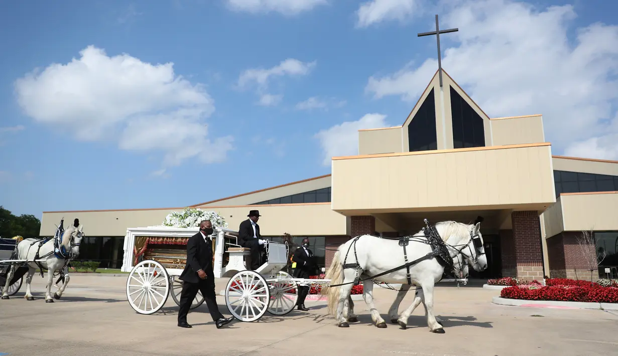 Kereta kuda membawa jenazah George Floyd menuju pemakaman Houston Memorial Gardens di Houston, Texas, Amerika Serikat, Selasa (9/6/2020). Floyd akan dimakamkan di samping makam ibunya, Larcenia Floyd. (Joe Raedle/Getty Images/AFP)