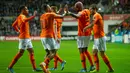 Penyerang Belanda, Ryan Babel (dua kanan) merayakan golnya ke gawang Estonia dalam kualifikasi Grup C Euro 2020, di Tallinn, Estonia, Senin (9/9/2019). Belanda mengalahkan Estonia dengan skor 4-0. (Raigo Pajula/AFP)