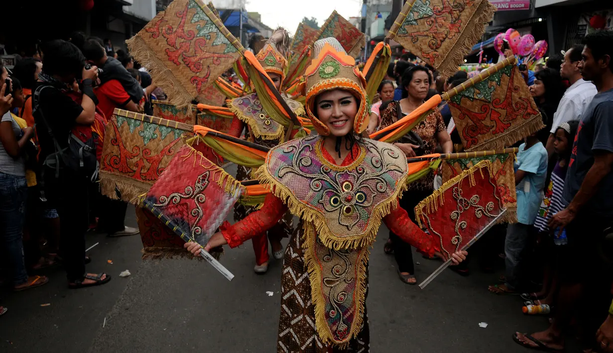 Pawai busana kontemporer memeriahkan arak-arakan dalam rangka Pesta Rakyat dan perayaan Cap Go Meh di Bogor, Jawa Barat, Kamis (5/3/2015). Perayaan Cap Go Meh di Kota Bogor berlangsung meriah. (Liputan6.com/Helmi Fithriansyah)