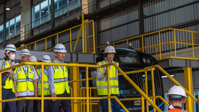 Kaisar Jepang Naruhito mengunjungi depo MRT Jakarta pada Minggu (18/6/2023) sebagai agenda di hari pertama kunjungannya ke Indonesia. (Foto: PT MRT Jakarta)