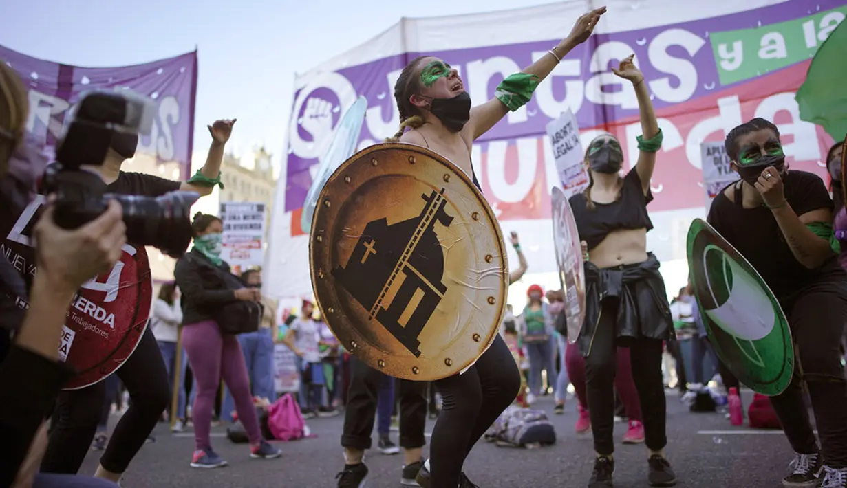 Aktivis hak-hak aborsi bergabung dalam pawai Hari Dekriminalisasi Aborsi di Amerika Latin dan Karibia di depan Kongres Nasional, Buenos Aires, Argentina, Senin (28/9/2020). (AP Photo/Victor R. Caivano)