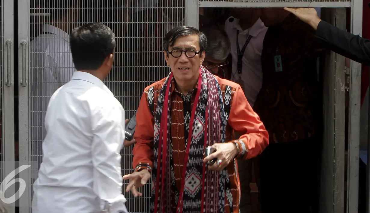 Menteri Hukum dan HAM Yasonna Laoly saat melakukan kunjungan ke Lapas Klas I Cipinang, Jakarta, Sabtu (20/8). Menkumham mengajak Para Duta besar berkunjung ke Cipinang dalam rangka Hari Kemerdekaan. (Liputan6.com/Johan Tallo)