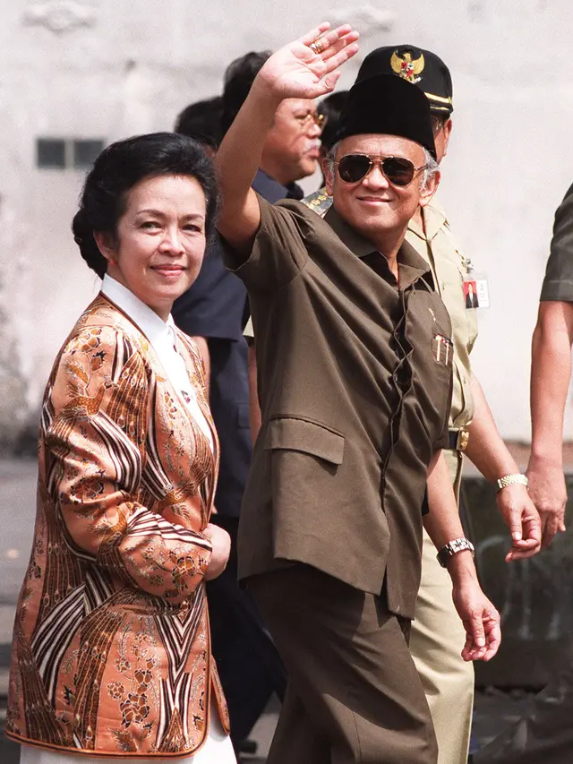 Wajah Ceria BJ Habibie Didampingi Ainun Memimpin Indonesia