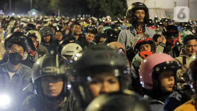 Pemudik Sepeda Motor Padati Pelabuhan Ciwandan