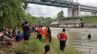 Warga Patikraja, Banyumas terjun ke Sungai Logawa dari jembatan. (Foto: Basarnas Cilacap/Liputan6.com)