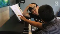 Seorang anak berkebutuhan khusus mendengarkan instruktur saat latihan piano di Daya Pelita Kasih Center, Pejaten, Jakarta, Kamis (24/5). Tempat pelatihan piano ini dipimpin oleh pianis Ananda Sukarlan. (Liputan6.com/Arya Manggala)